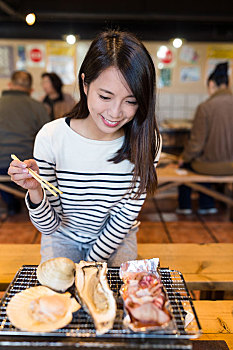 女人,享受,海鲜,烧烤,餐馆