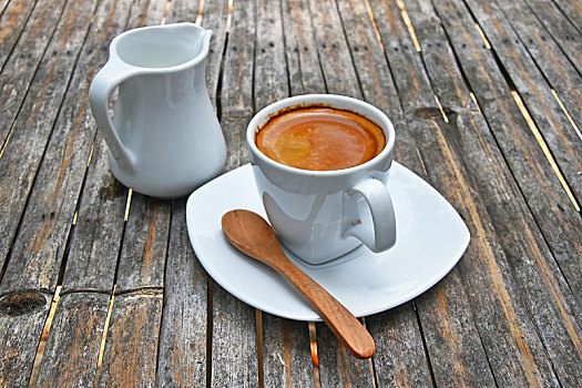 一个,满,杯子,浓咖啡,咖啡,竹子,桌子