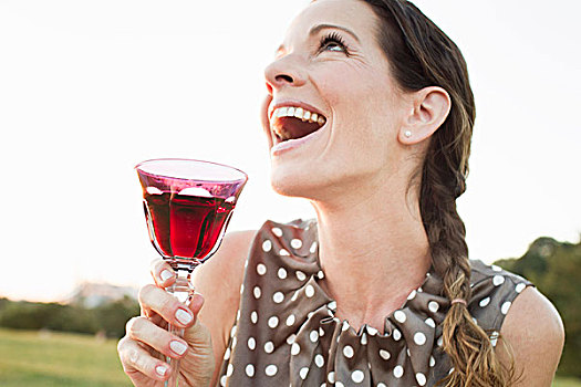 成年,女人,笑,杯子,红酒,公园