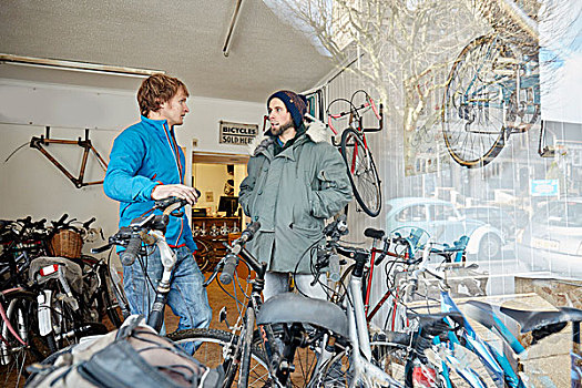两个,年轻,男人,自行车,店,交谈
