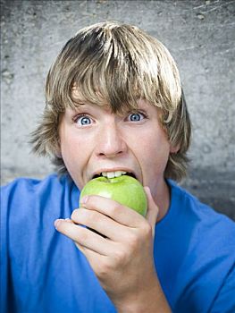 肖像,少男,吃,苹果