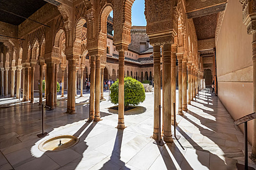 西班牙格拉纳达阿尔罕布拉宫内的建筑,阿拉伯风格雕刻细节
