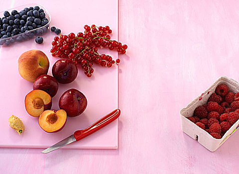 桃,醋栗,树莓,蓝莓,苹果,刀,粉色背景