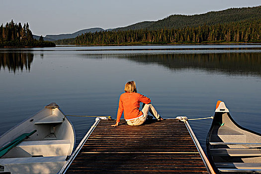 女人,坐,码头,远眺,湖,国家,公园,中间,山峦,加斯佩半岛,魁北克,加拿大