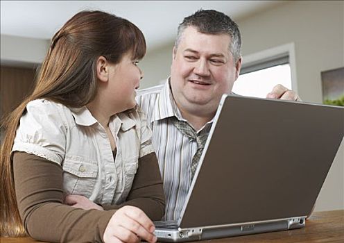 父亲,女儿,笔记本电脑,电脑
