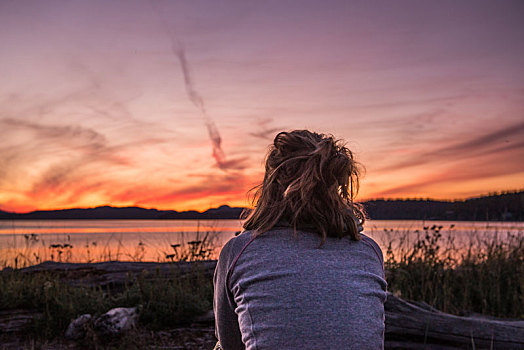 美女,向外看,日落,后视图,奎德拉岛,坎贝尔河,加拿大