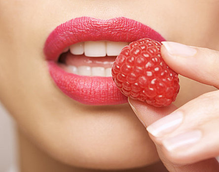 局部,特写,女人,嘴唇,吃,树莓