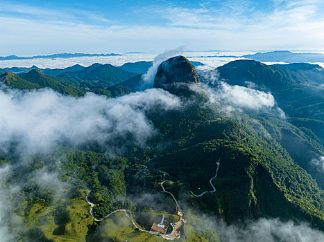 中国广西岑溪市天龙顶山地公园日出云海奇观