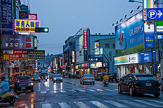 台湾台中市西屯区逢甲夜市前文华路夜景