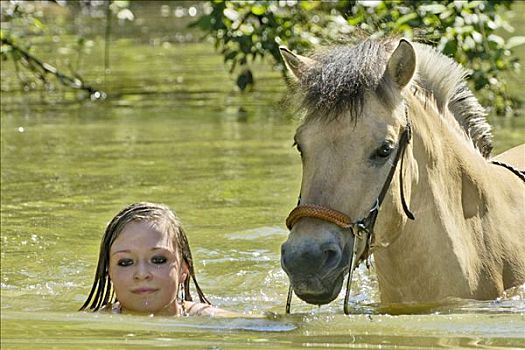 女孩,游泳,一起,挪威人,马