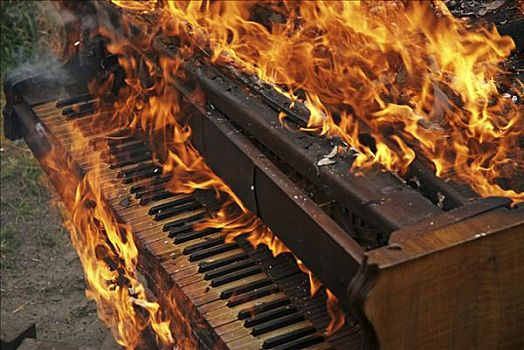燃烧,钢琴