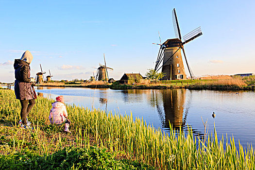 母子,赞赏,特色,风车,反射,运河,小孩堤防风车村,荷兰南部,荷兰,欧洲