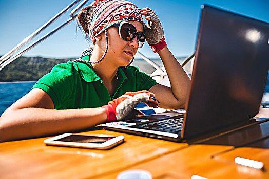 美女,看,笔记本电脑,乘坐,游艇,靠近,海岸,克罗地亚