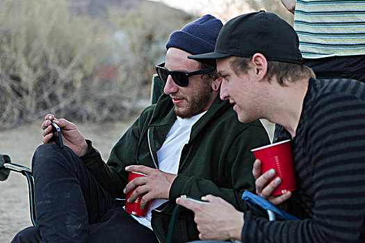 两个,男青年,朋友,看,智能手机,营地,安萨玻里哥沙漠州立公园,加利福尼亚,美国