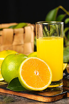 木板上放着夏橙和一杯橙汁