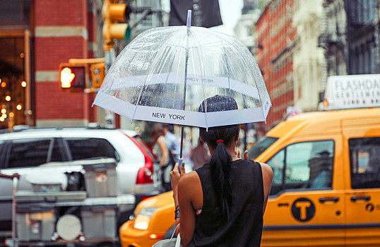 撑着透明雨伞唯美图片图片