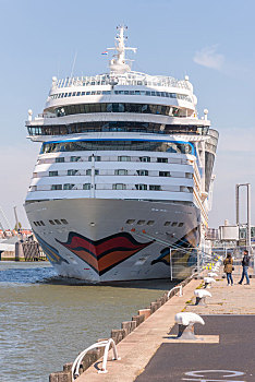 停靠在荷兰鹿特丹港口的大型游轮