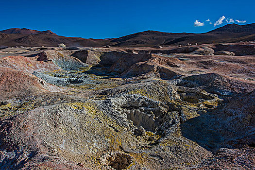 玻利维亚乌尤尼盐湖山区地热泉