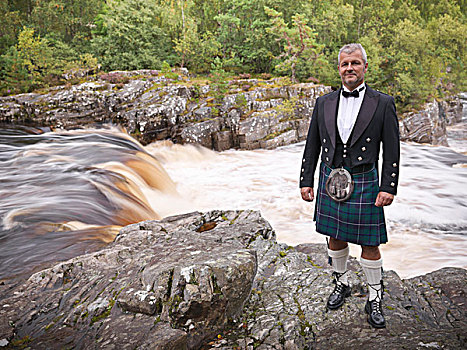 时光流逝,男人,苏格兰式短裙,河