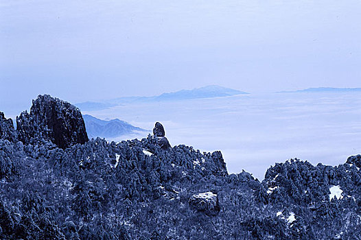 安徽黄山雪中飞来石