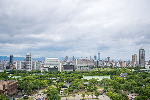 日本大阪城与城市天际线