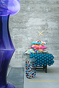 慕拉诺,玻璃花瓶,正面,一堆,彩色,垫子,球,地毯,凳子,混凝土墙