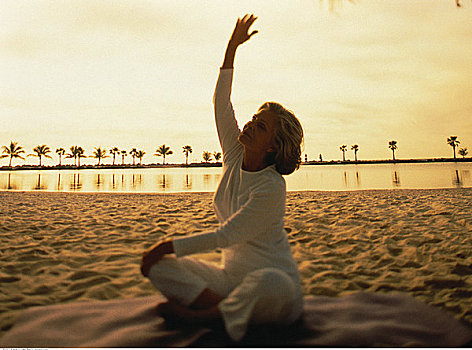 成年,女人,实践,瑜珈,海滩,日落,佛罗里达,美国