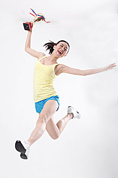 一个举着奖杯跳跃的青年女士