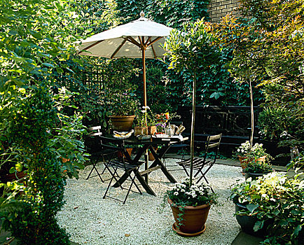 砾石,内庭,桌子,椅子,伞,植物,罐