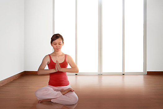 年轻,亚洲女性,瑜珈,盘腿坐