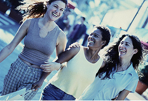 三个女人,走,挽臂,街上,微笑