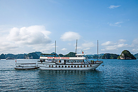 越南广宁鸿基市下龙湾海上石林间穿梭的游船