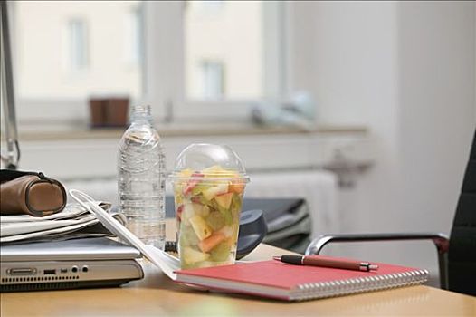 水果沙拉,水瓶,办公室
