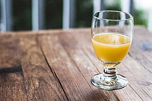玻璃杯,橙汁,木桌子