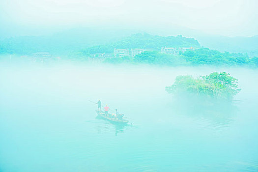 河流,岸边,海市蜃楼,江景,日出,雾,水汽,高楼,建筑群,小岛,草,小船