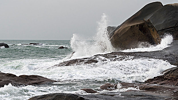 海南文昌石头公园巨浪拍打礁石