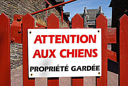 法国,布列塔尼半岛,莫尔比昂省,城堡,狗,警告标识
