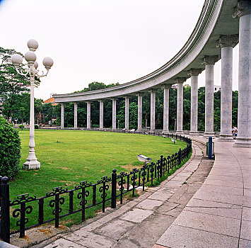 东湖广场,罗马柱,草坪,2005-06摄