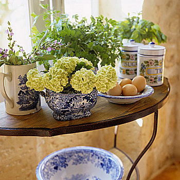 香草束,花,瓷器,边桌