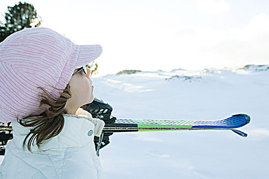 女孩,滑雪,肩上,看别处,侧面视角