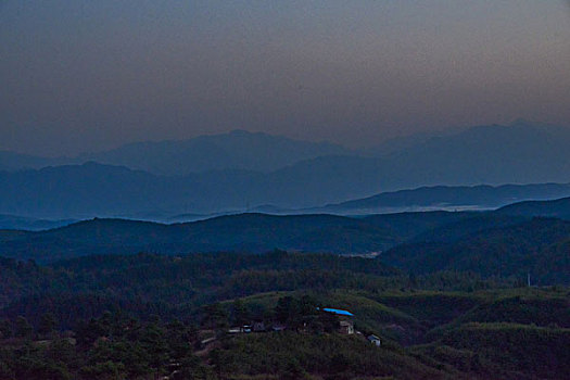 山,丹霞,群山,山脉,黄昏,红光,坡顶,驴友,旅行,地质公园,丹霞地貌,灌木,树,草,水潭,素材,平面设计