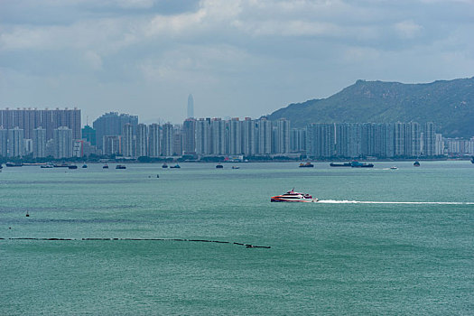 一艘快艇正航行在香港的海域上