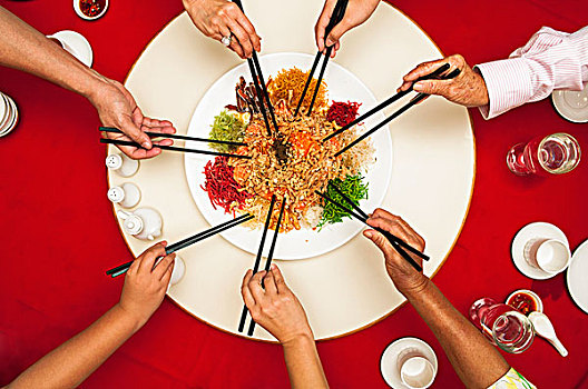 俯视,拿着,筷子,挑选,向上,食物,大浅盘,桌子