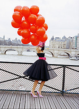 美女,桥,穿,黑色,衬裙,连衣裙,粉色,腰带,拿着,束,红色,气球