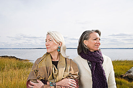 两个女人,靠近,湖