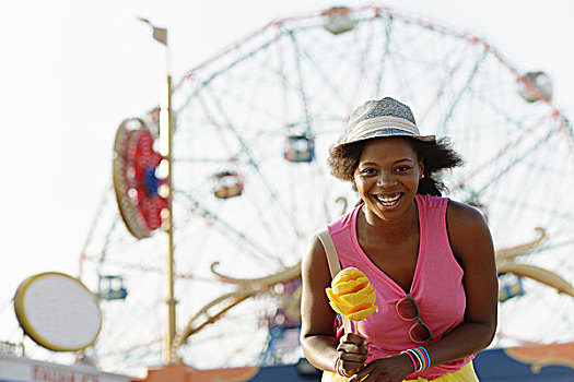 年轻,女人,头像,冰淇淋蛋卷,康尼岛,布鲁克林,纽约,美国