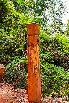 广东韶关丹霞山中国红石公园海螺岩被白蚁侵空的木栏杆