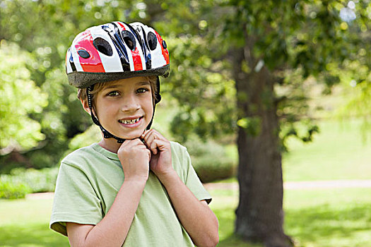 微笑,男孩,戴着,自行车头盔,公园