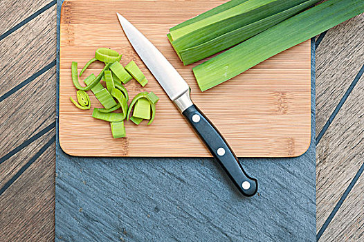 韭葱,蔬菜,新鲜,生食,刀,切削,厨刀,木板,案板