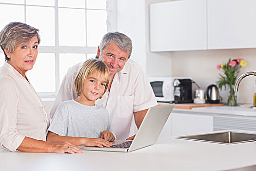 孩子,祖父母,看镜头,笔记本电脑,厨房